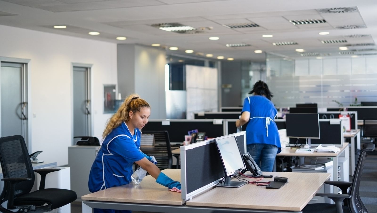 Modernes Büro mit sauberen Arbeitsplätzen, Glastrennwänden und gepflegtem Boden nach Skyline-Büroreinigung