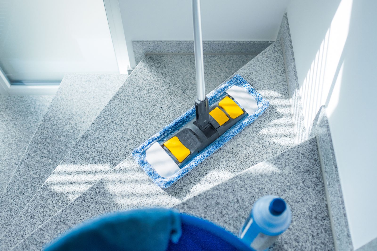 Gepflegtes Treppenhaus in einem Mehrfamilienhaus nach professioneller Treppenhausreinigung durch Skyline